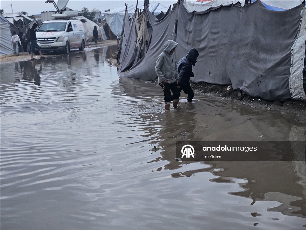 В Газе из-за проливных дождей палатки палестинцев оказались под водой