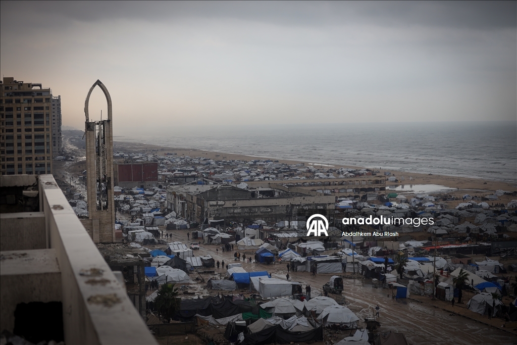 Şiddetli yağış nedeniyle Gazze Şeridi'nde çadırlar su altında kaldı