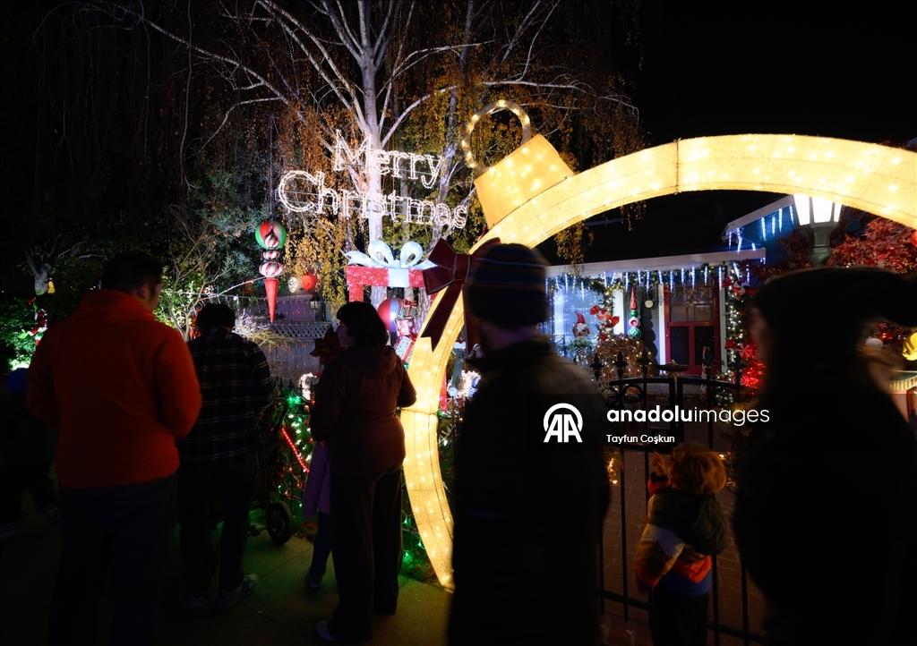 Город Сан-Карлос в Калифорнии украшен на фоне приближающегося Рождества