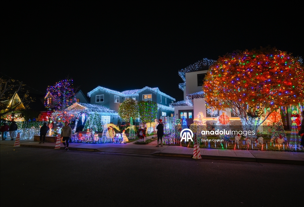 Город Сан-Карлос в Калифорнии украшен на фоне приближающегося Рождества