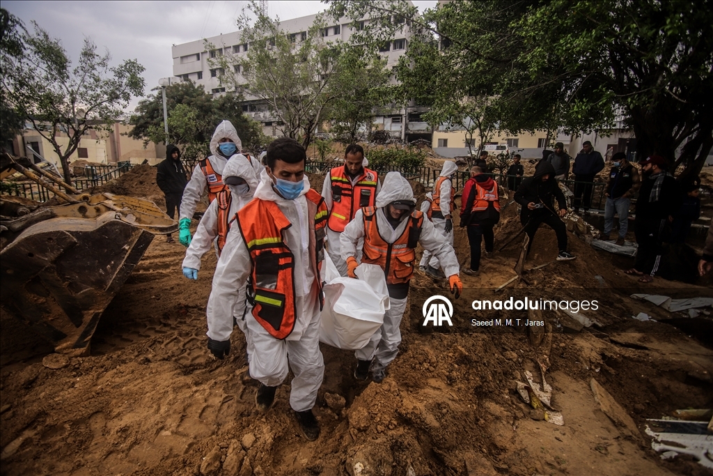 Продолжаются работы по извлечению тел палестинцев, которые были похоронены на территории больницы Шифа
