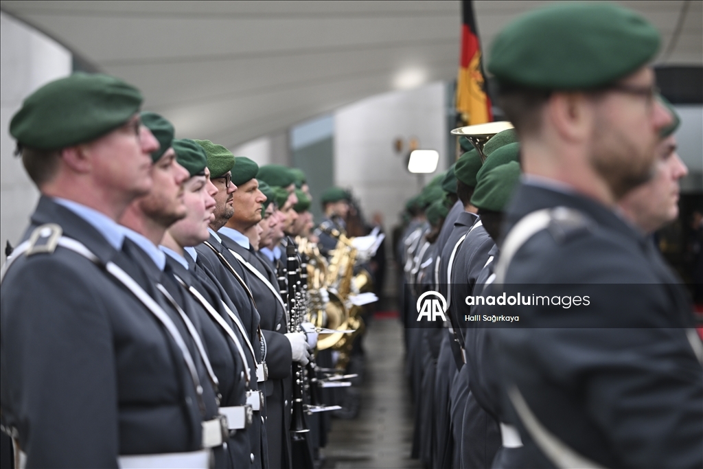 Немецкие солдаты участвуют в официальных церемониях