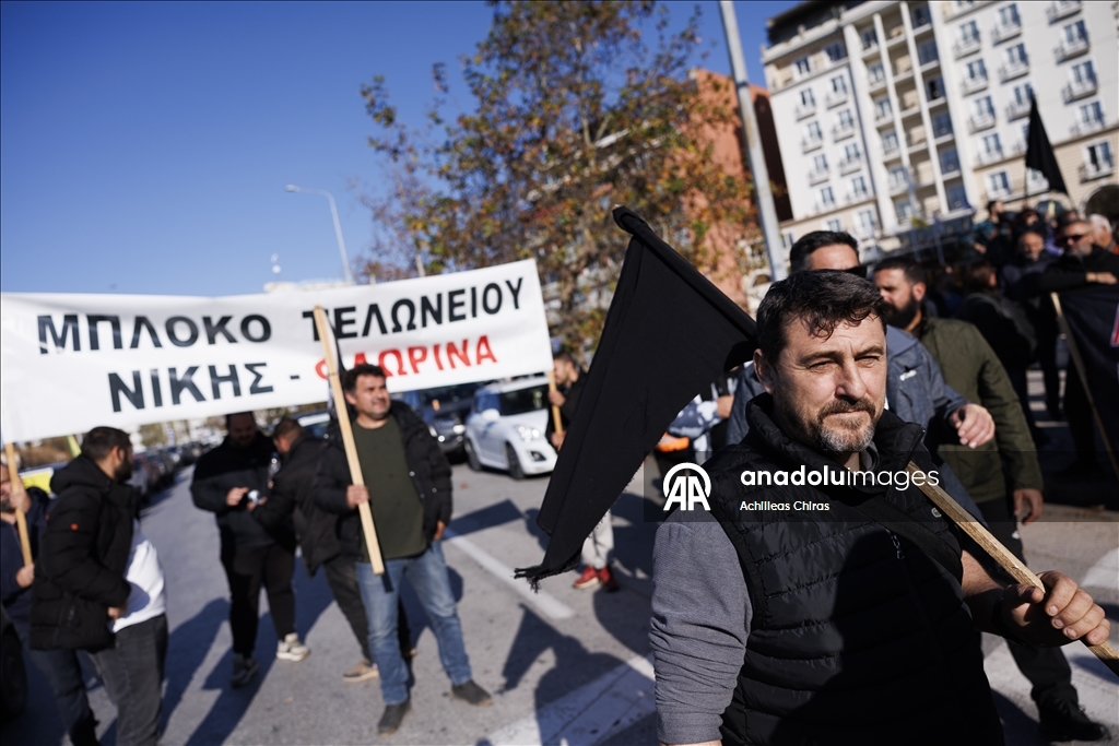 Yunanistan'daki çiftçiler Selanik Limanı'nda traktörleriyle protesto gösterisi düzenledi