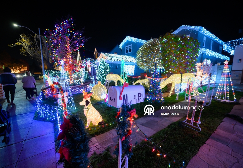 Город Сан-Карлос в Калифорнии украшен на фоне приближающегося Рождества