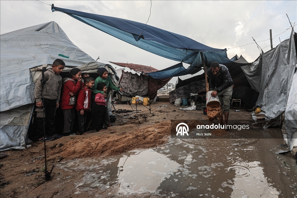 Li Xezeyê ji ber barana zêde bi sedan kon di bin avê de man