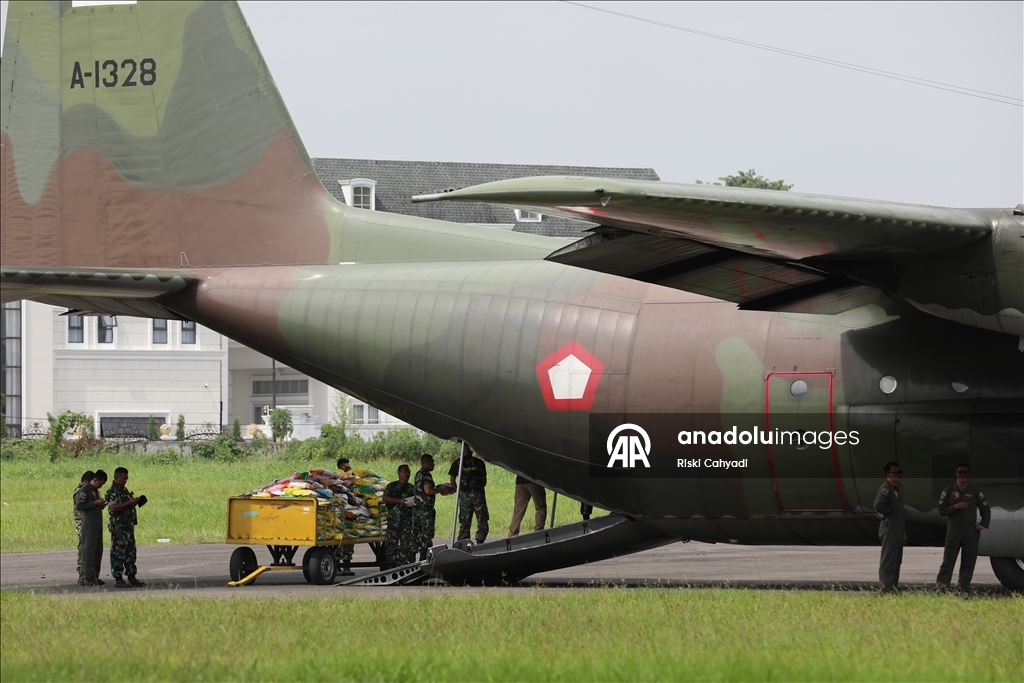 В Индонезии Национальные вооруженные силы доставляют гуманитарную помощь пострадавшим от наводнения