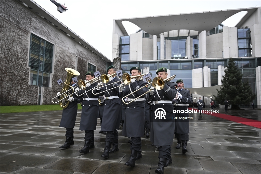 Немецкие солдаты участвуют в официальных церемониях