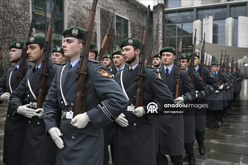 Немецкие солдаты участвуют в официальных церемониях