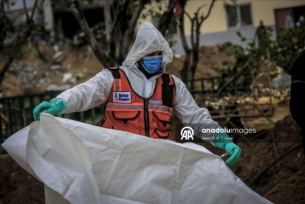 Продолжаются работы по извлечению тел палестинцев, которые были похоронены на территории больницы Шифа