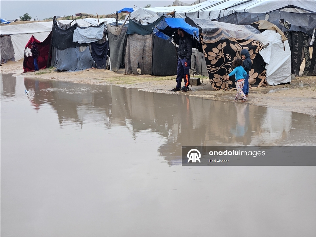 В Газе из-за проливных дождей палатки палестинцев оказались под водой