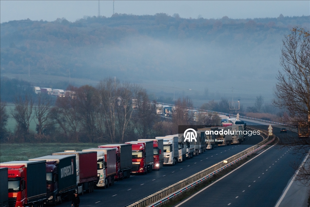На границе Болгарии в Капитан-Андреево образовалась 15-километровая очередь из грузовиков