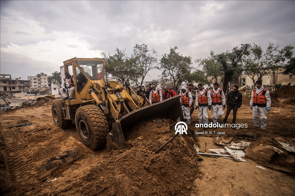 Продолжаются работы по извлечению тел палестинцев, которые были похоронены на территории больницы Шифа