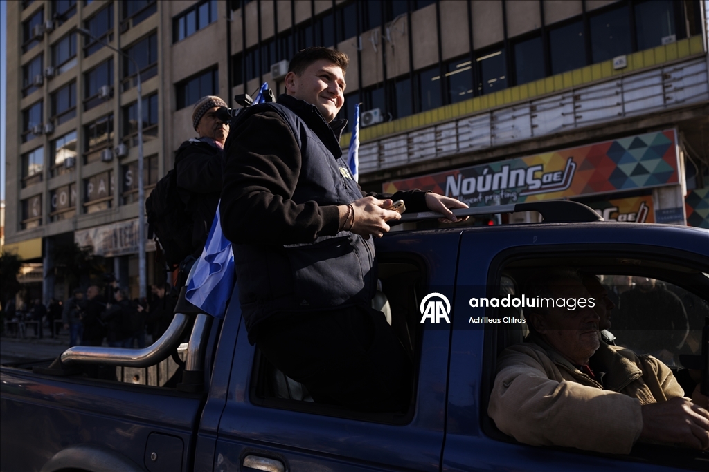 Yunanistan'daki çiftçiler Selanik Limanı'nda traktörleriyle protesto gösterisi düzenledi