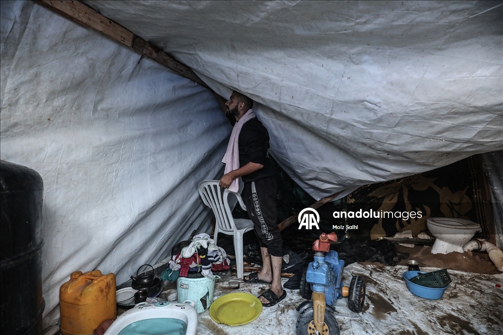 Li Xezeyê ji ber barana zêde bi sedan kon di bin avê de man