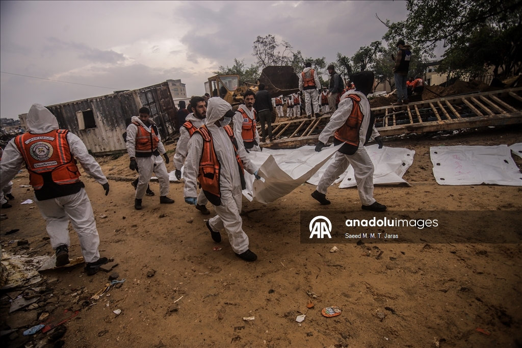 Продолжаются работы по извлечению тел палестинцев, которые были похоронены на территории больницы Шифа