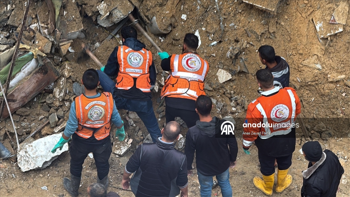 Gazze'de şiddetli yağış nedeniyle çöken binada arama kurtarma çalışmaları sürüyor