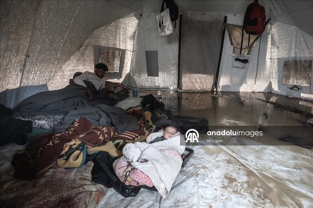 Li Xezeyê ji ber barana zêde bi sedan kon di bin avê de man