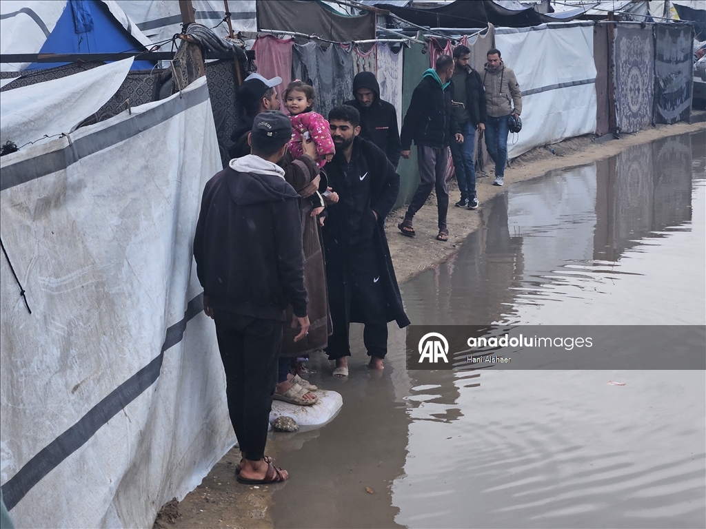В Газе из-за проливных дождей палатки палестинцев оказались под водой