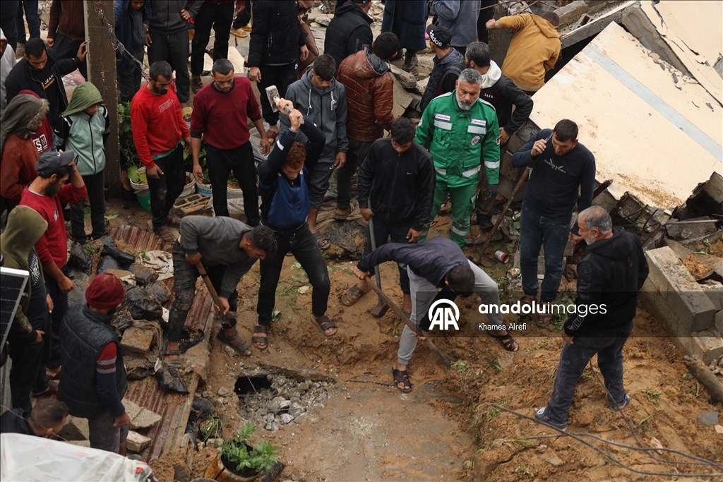 В Газе из-за проливных дождей рухнуло здание