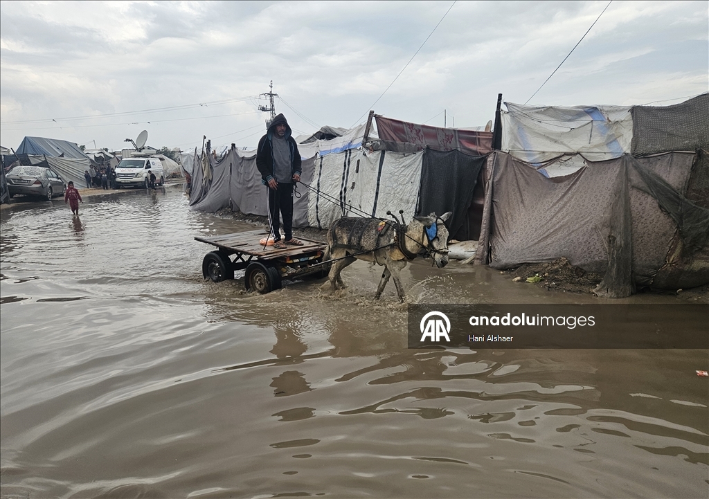 В Газе из-за проливных дождей палатки палестинцев оказались под водой