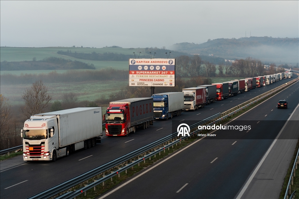 На границе Болгарии в Капитан-Андреево образовалась 15-километровая очередь из грузовиков