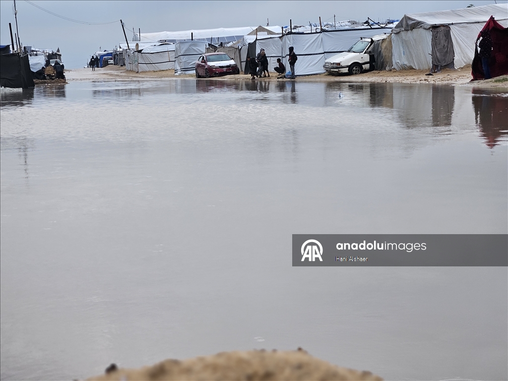 В Газе из-за проливных дождей палатки палестинцев оказались под водой