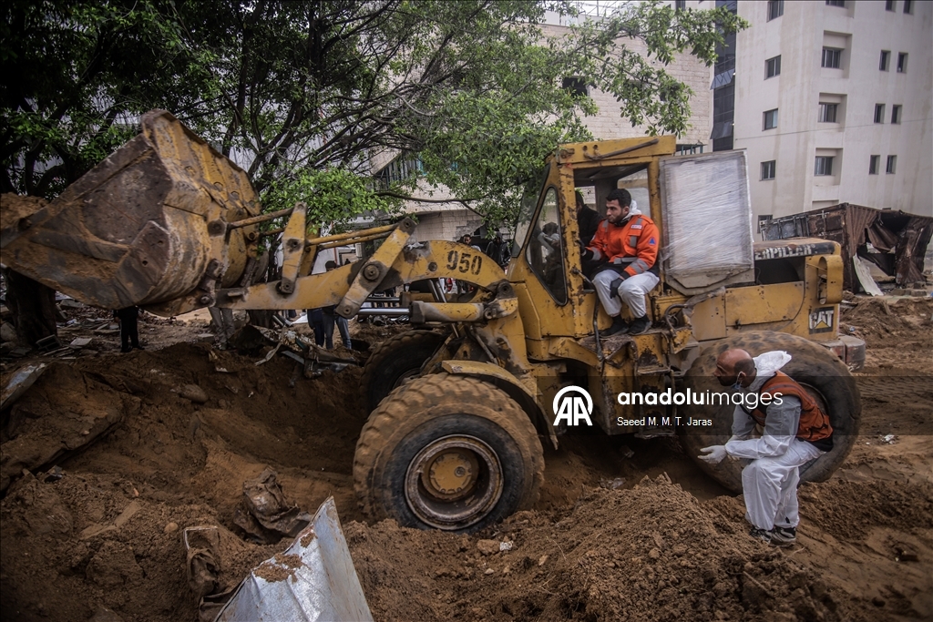 Продолжаются работы по извлечению тел палестинцев, которые были похоронены на территории больницы Шифа