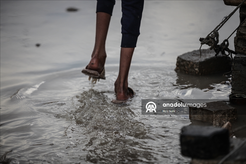 Li Xezeyê ji ber barana zêde bi sedan kon di bin avê de man