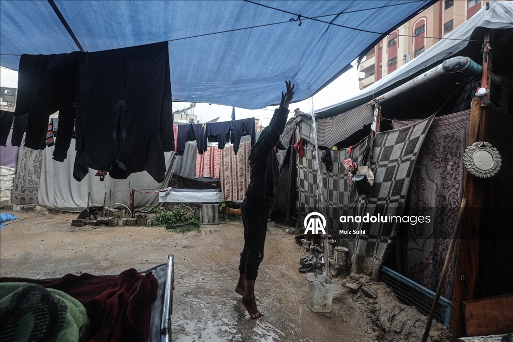 Li Xezeyê ji ber barana zêde bi sedan kon di bin avê de man