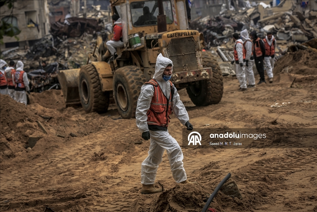 Продолжаются работы по извлечению тел палестинцев, которые были похоронены на территории больницы Шифа