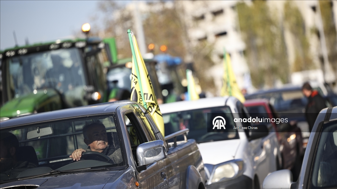 Yunanistan'daki çiftçiler Selanik Limanı'nda traktörleriyle protesto gösterisi düzenledi