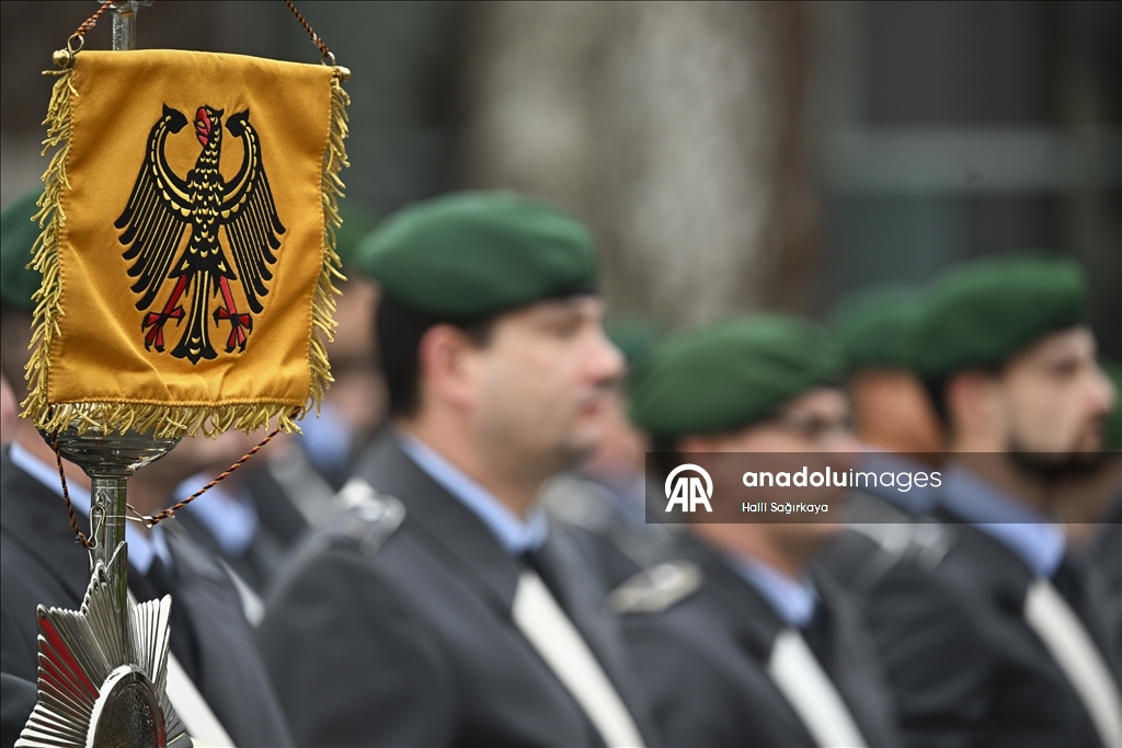 Немецкие солдаты участвуют в официальных церемониях