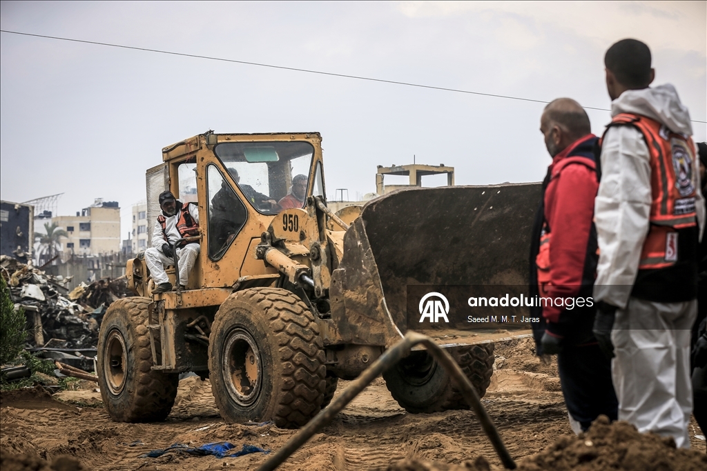 Продолжаются работы по извлечению тел палестинцев, которые были похоронены на территории больницы Шифа