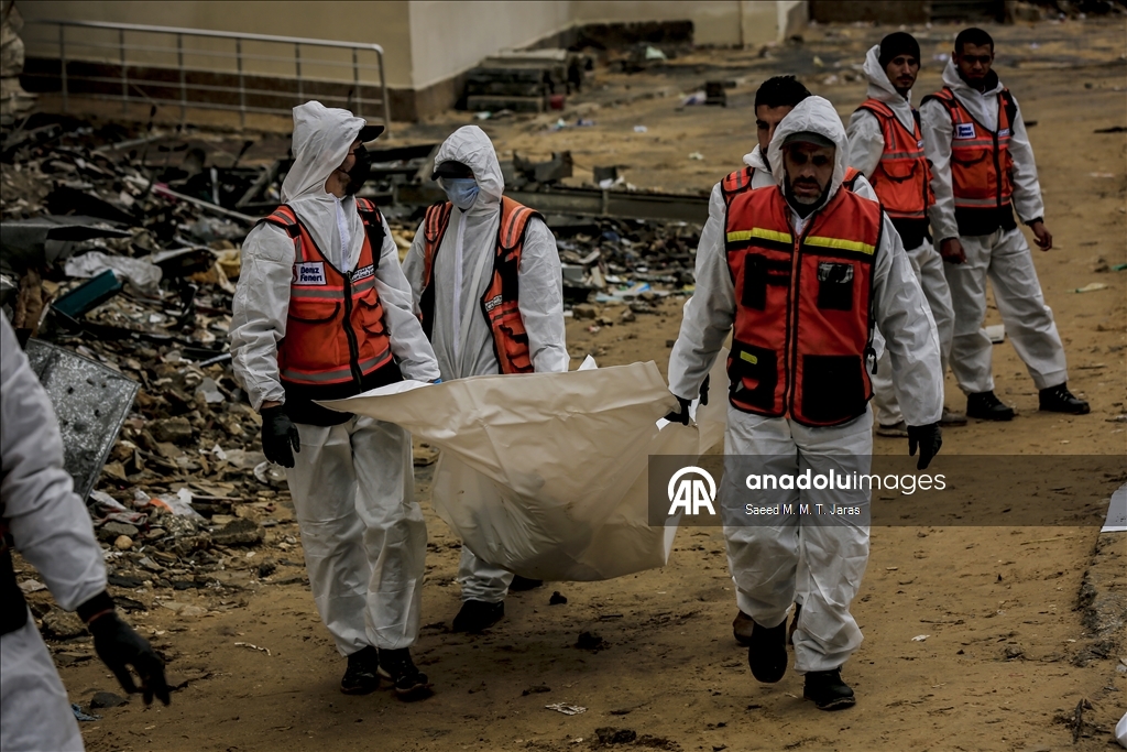 Продолжаются работы по извлечению тел палестинцев, которые были похоронены на территории больницы Шифа