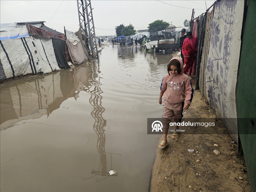 В Газе из-за проливных дождей палатки палестинцев оказались под водой