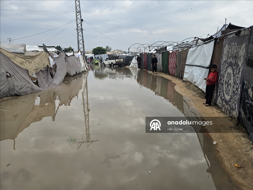 В Газе из-за проливных дождей палатки палестинцев оказались под водой