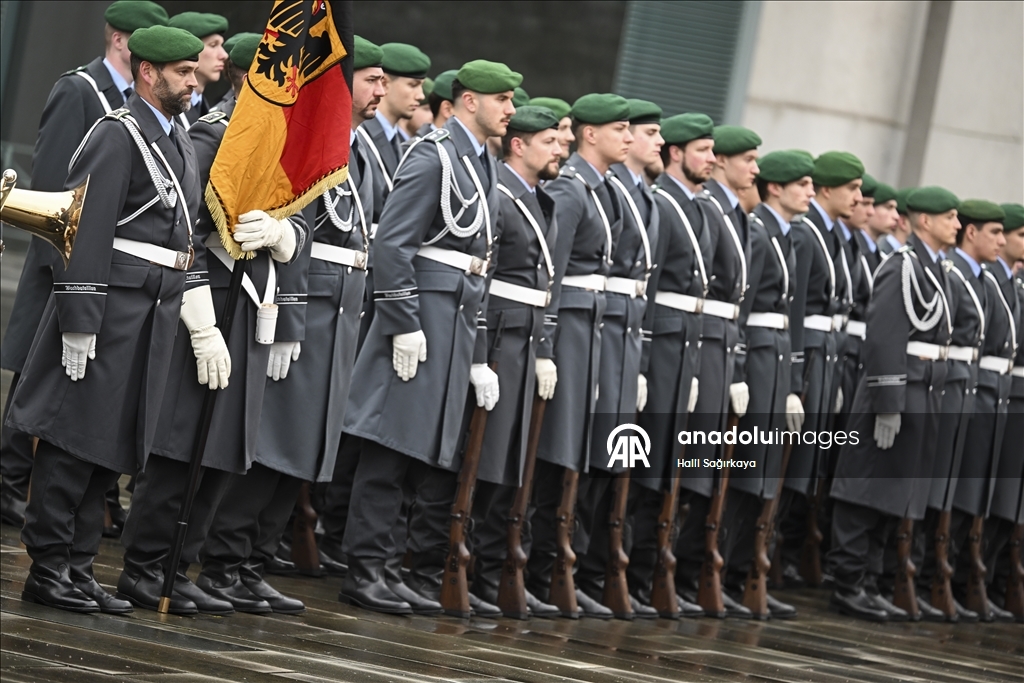 Немецкие солдаты участвуют в официальных церемониях