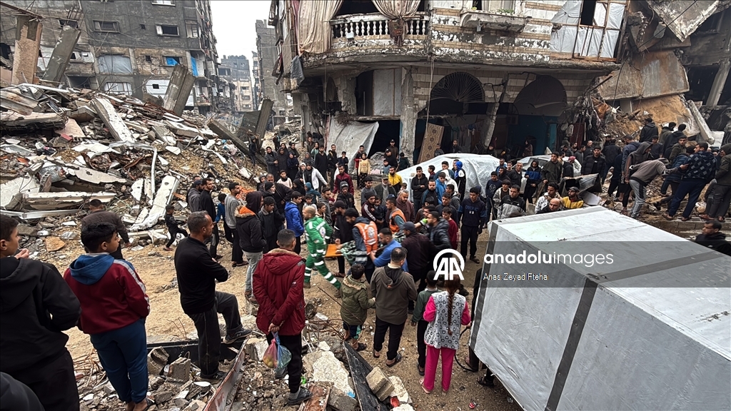 Gazze'de şiddetli yağış nedeniyle çöken binada arama kurtarma çalışmaları sürüyor