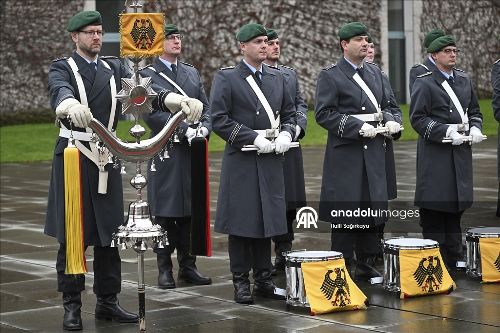 Немецкие солдаты участвуют в официальных церемониях
