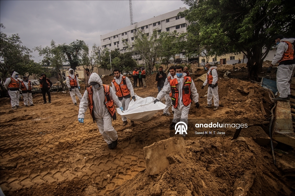 Продолжаются работы по извлечению тел палестинцев, которые были похоронены на территории больницы Шифа