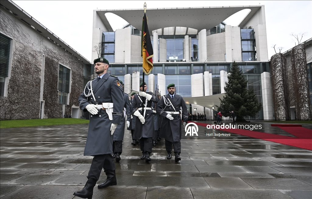 Немецкие солдаты участвуют в официальных церемониях