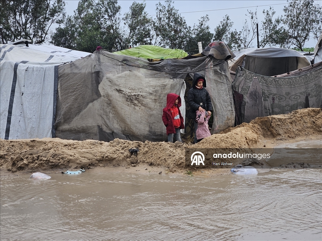В Газе из-за проливных дождей палатки палестинцев оказались под водой