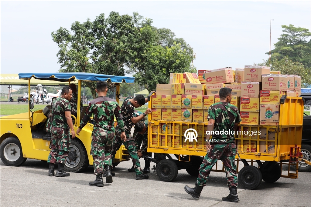 В Индонезии Национальные вооруженные силы доставляют гуманитарную помощь пострадавшим от наводнения
