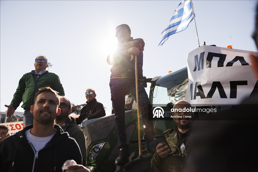 Yunanistan'daki çiftçiler Selanik Limanı'nda traktörleriyle protesto gösterisi düzenledi