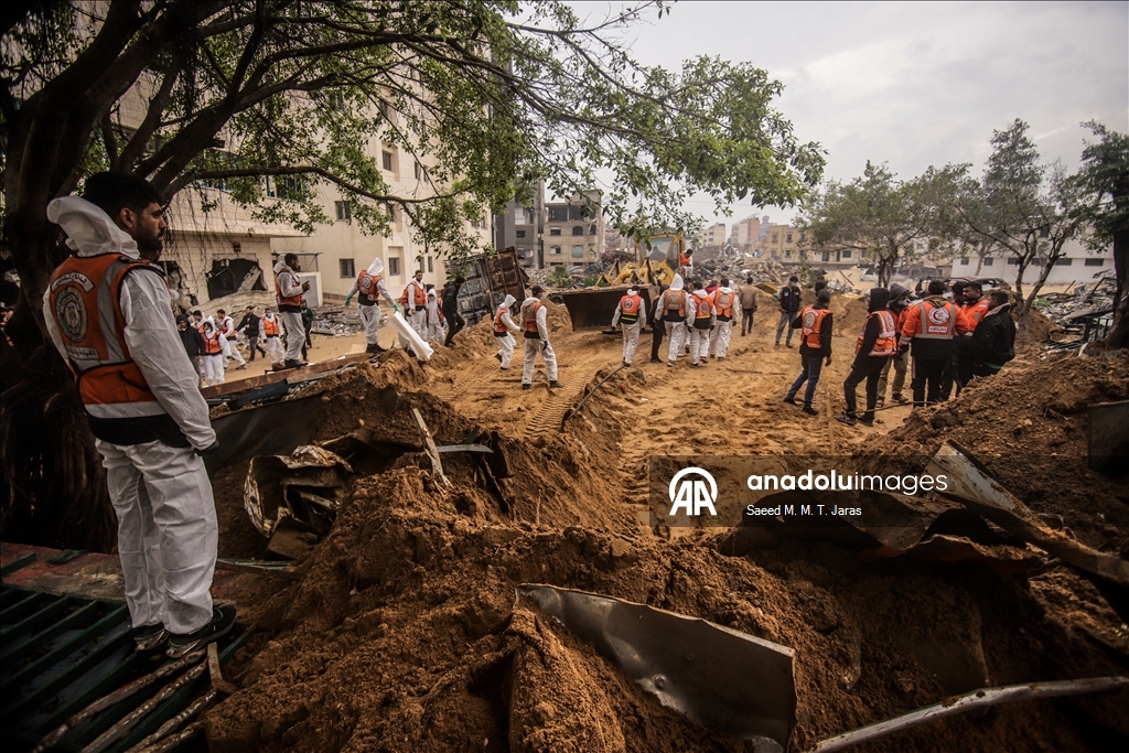 Продолжаются работы по извлечению тел палестинцев, которые были похоронены на территории больницы Шифа