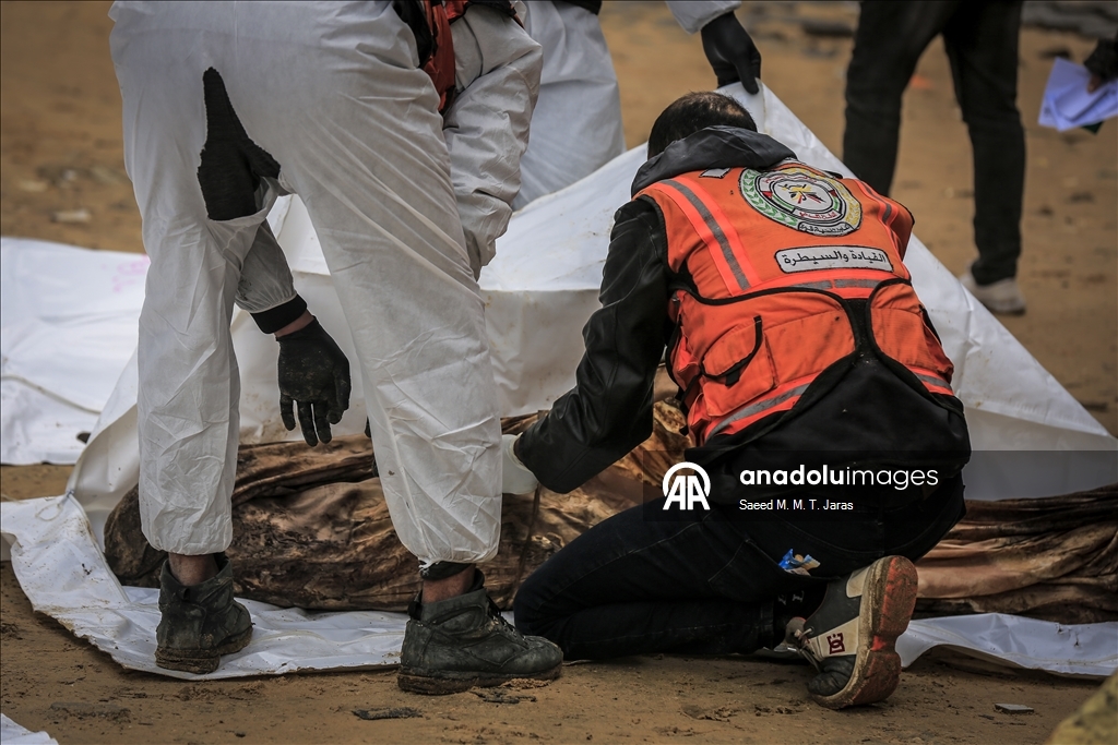 Продолжаются работы по извлечению тел палестинцев, которые были похоронены на территории больницы Шифа