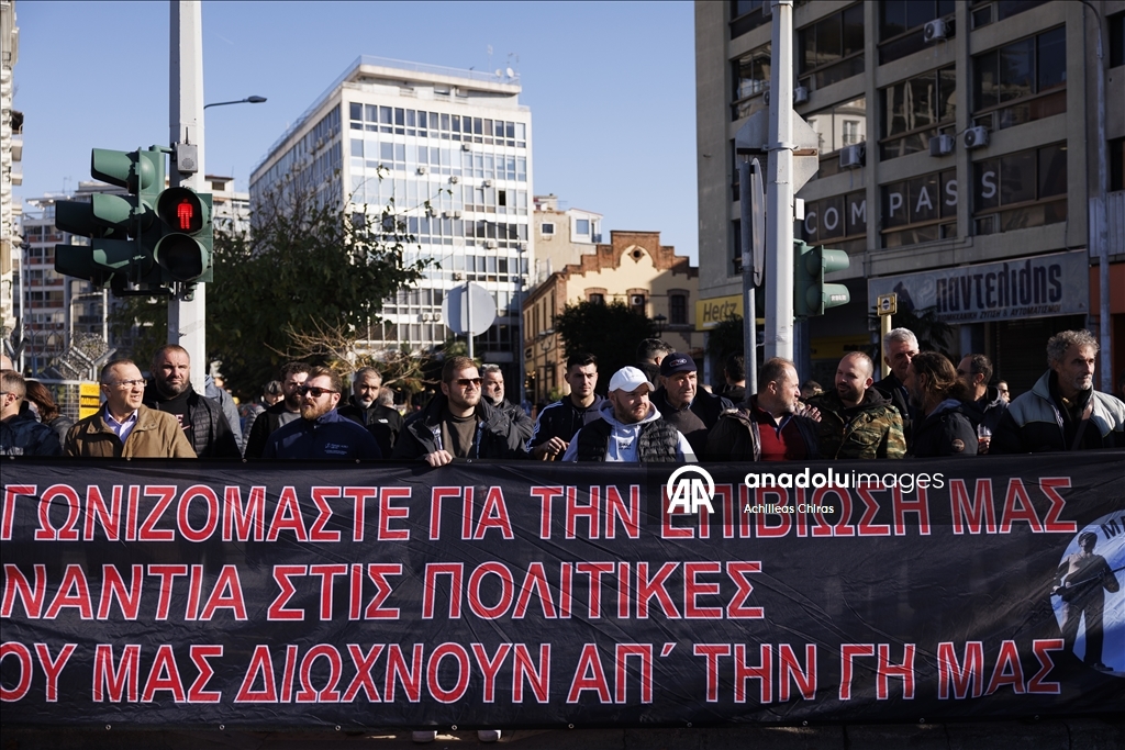 Yunanistan'daki çiftçiler Selanik Limanı'nda traktörleriyle protesto gösterisi düzenledi