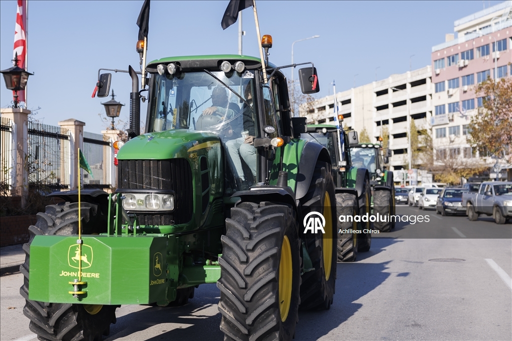 Yunanistan'daki çiftçiler Selanik Limanı'nda traktörleriyle protesto gösterisi düzenledi