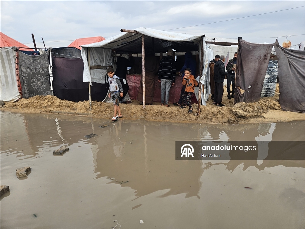 В Газе из-за проливных дождей палатки палестинцев оказались под водой