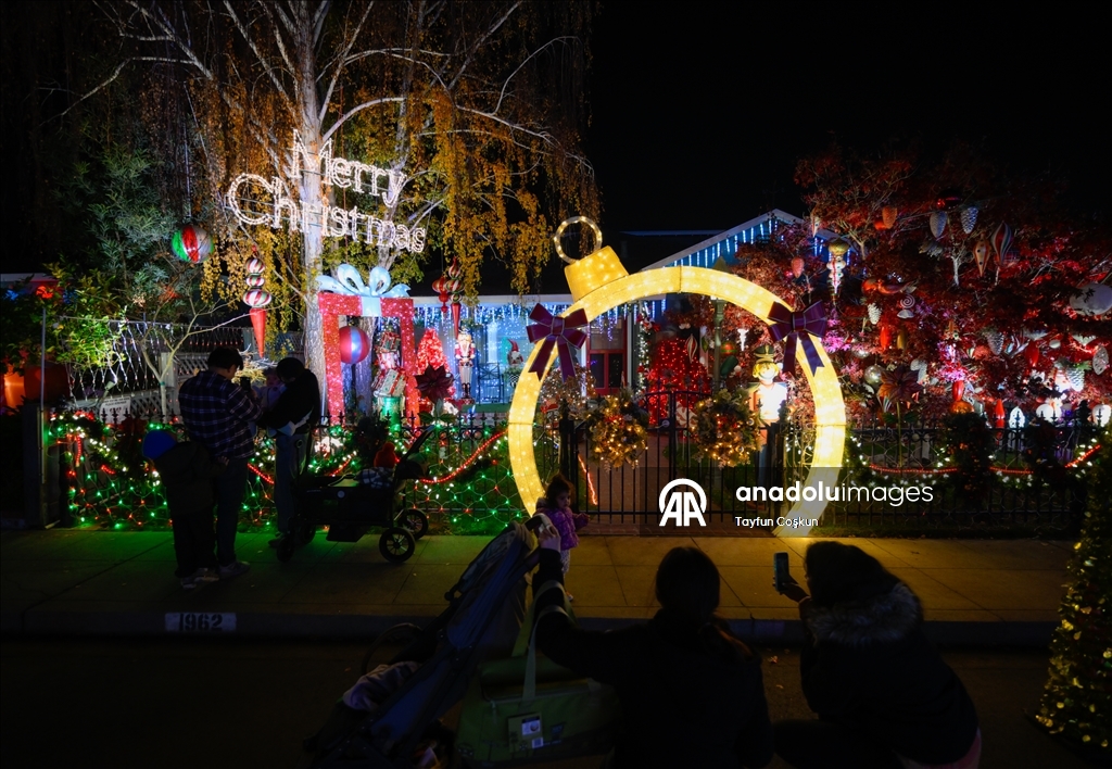 Город Сан-Карлос в Калифорнии украшен на фоне приближающегося Рождества